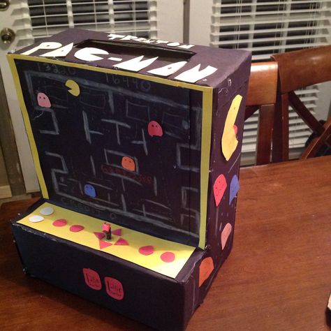 Pac-man Valentine Box Pacman Valentines Boxes, Arcade Valentines Boxes, Pac Man Valentine Box Ideas, Kids Valentine Party, Diy Valentines Box, Kids Valentine Boxes, Valentine Card Box, Valentine Art Projects, Valentines Inspiration