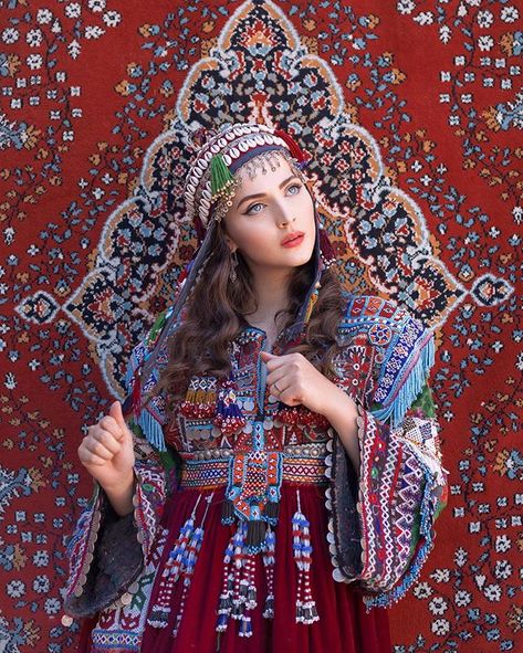 A masterpiece by photographer and dear friend @maja_topcagic 📷 One of the most fabulous dresses from the Kuchi people of Afghanistan. These… Afghanistan Culture, Idda Van Munster, Afghani Clothes, Balochi Dress, Afghan Wedding, Afghan Girl, Afghan Fashion, Afghan Clothes, Iranian Women