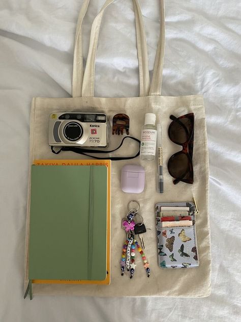 Everyday Bag Essentials, Charmmy Kitty, Inside My Bag, Purse Essentials, Summer Tote Bags, Handbag Essentials, Girls Tote, What In My Bag, Downtown Girl