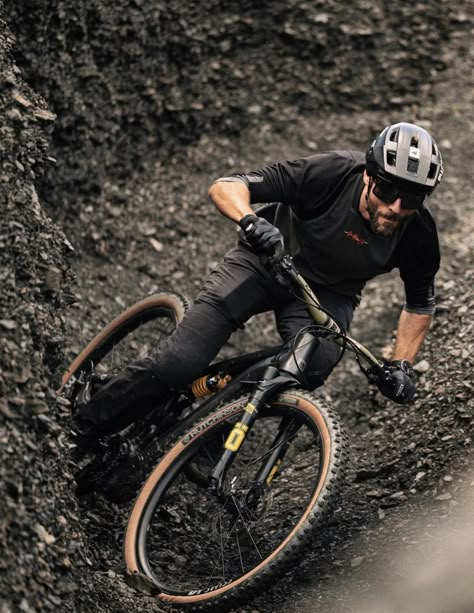 Mountain Bike Outfit Men, Mtb Outfit, Downhill Mountain Biking Wallpaper, Mtb Photography Ideas, Mountain Bike Photography, Mtb Background, Mountain Bike Apparel, Bike Humor, Mountain Biking Photography