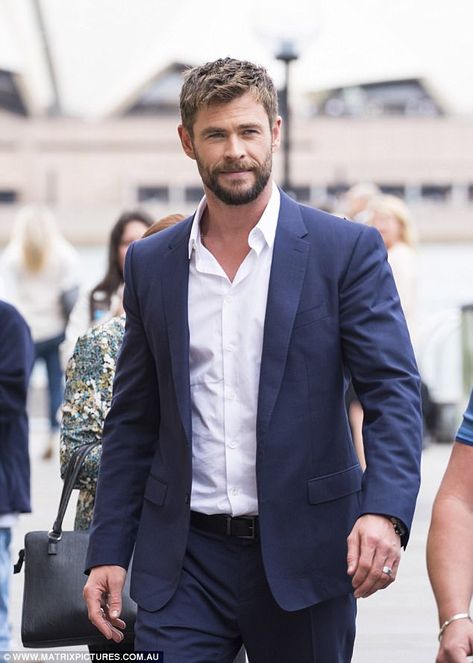 Thor blimey he looks sharp! Chris Hemsworth (seen) dresses up in a suit as he joins Ragnarok director Taika Waititi and co-star Mark Ruffalo in Sydney Hemsworth Brothers, Chris Hemsworth Thor, Leading Men, Formal Men Outfit, Arkham Knight, Liam Hemsworth, Favorite Actors, Mens Style, Chris Hemsworth