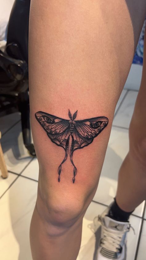 Luna Moth Above Knee Tattoo, Moth Tattoo Thigh For Women, Moth Knee Tattoos Women, Luna Moth Knee Tattoo, Moth Thigh Tattoo Women, Moth Above Knee Tattoo, Moth Under Knee Tattoo, Moth Tattoo On Thigh, Above Knee Tattoo Women