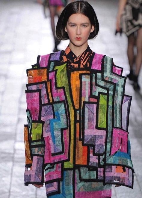 Sonia Delaunay, Sculptural Fashion, Geometric Fashion, Winter Typ, Graduation Style, Central Saint Martins, Weird Fashion, Textiles Fashion, Op Art