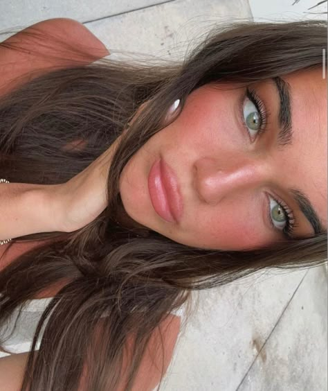 Fluffy Brow Makeup Look, Dark Eyebrows Blonde Hair, Bronzy Eye Makeup, Brunette With Green Eyes, Makeup For Brunettes, Brunette Green Eyes, Sunkissed Look, 90s Makeup Look, Female Body Reference