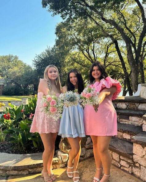 hoco 24 | strapless dress | blue hoco dress | hoco pics | pose ideas | trio pics | hoco bouquet Hoco Pictures With Flowers, Posing Ideas With Friends, Hoco Poses With Bouquet, Hoco Poses For 3, Hoco Trio Photos, Hoco Pictures Ideas Friends Trio, Hoco Poses 3 People, Trio Picture Poses, Hoco Photo Ideas Friends