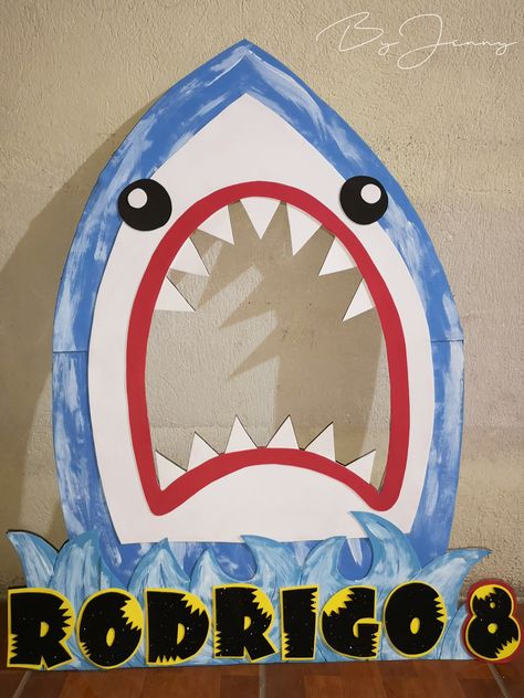 Marco para Selfie de Tiburón para Cumpleaños con Temática de Tiburón (Baby Shark). Más fotografías dando clic a la imagen. Puerto San Jose, Baby Shark, Bat Signal, Superhero Logos, Baby Showers, Chia, Selfies, Bat, Art