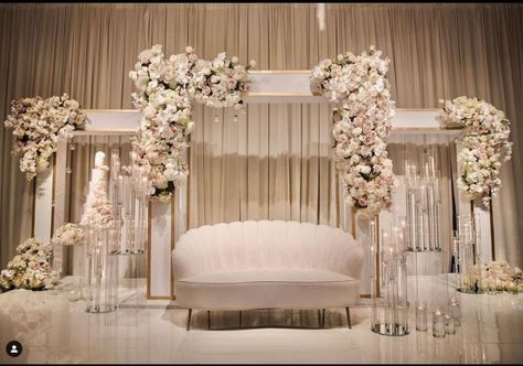 Wedding Kosha Design, Elegant Wedding Entrance, Wedding Reception Stage Design, Wedding Hall Decorations Indian Reception Ideas, White And Gold Wedding Stage, Arab Wedding Decoration, Wedding Palace Decoration, White Wedding Stage Decor Elegant, White Wedding Stage Decor