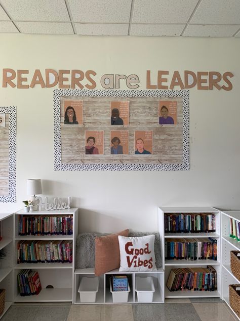 Readers are Leaders classroom library Primary Library Ideas, Small Classroom Library, Humanistic Theory, Classroom Bookshelves, Literacy Organization, Classroom Library Ideas, Set Up Classroom, Teacher Barbie, Reading Corner Classroom