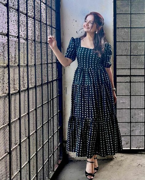 Poses In Frock Dress, Cotton Frocks For Women, Gopi Skirts, Frock Designs For Women, Drinks Pictures, Simple Frock, Modern Fits, Dress Designs For Stitching, Cotton Dress Pattern