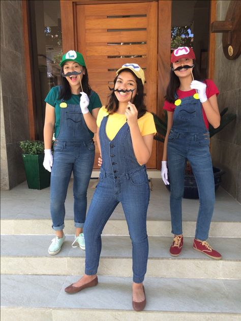 Womens Luigi Costume, Mario Women Costume, Super Mario Outfit Ideas, Luigi Costume Women, Super Mario Halloween Costumes, Overall Costume Ideas, Mario Party Costume, Mario Costume Women, Mario Character Costumes