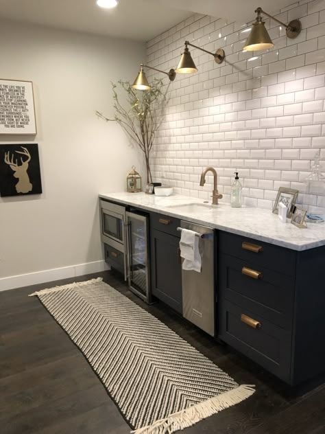 Basement Remodel Wet Bar, Mini Kitchen Basement, Basement Small Kitchen, Kitchette Ideas Basements, Small Basement Wet Bar, Guest Kitchenette, Basement Mini Kitchen, L Shaped Bar Basement, Small Basement Kitchen Ideas