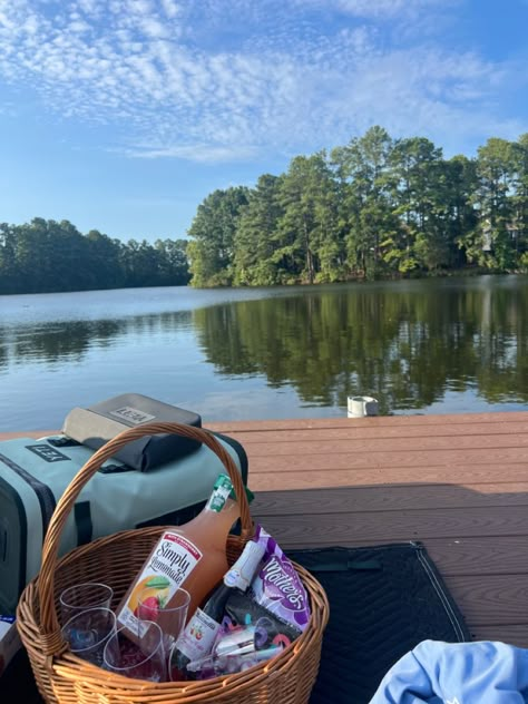 Lake Date Ideas, Picnic Astethic, Canadian Summer Aesthetic, Dock Picnic, Lake Days Aesthetic, Lake Day Aesthetic Summer, Lake Side Picnic, Fall Aesthetic Brown, Picnic By The Lake Aesthetic