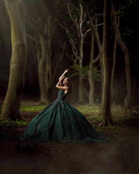 Dress Photography Ideas, Dress Photography, Fantasy Photography, Beautiful Forest, Young And Beautiful, Photoshoot Ideas, Photography Ideas, Green Dress, Make Your Day