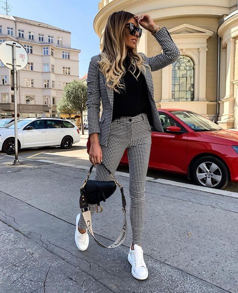 #cocomademoisellestyle #fabulous #fashionista #fashionweek #fashiongram #fashionlover #fashionblogger #fashionstyle #fashionable… College Girl Outfits, Pantsuits For Women, Cooler Look, Casual Work Outfits, Looks Chic, Work Outfits Women, Professional Outfits, Business Casual Outfits, Suit Fashion