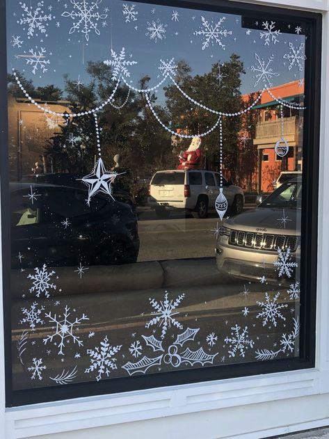 Simple Window Painting Ideas Christmas, Christmas Storefront Window Painting, White Marker Window Christmas, Winter Windows Paint, Window Paintings Christmas, Window Christmas Chalk Art, Snowflake Window Art, Window Winter Painting, Snowflake Window Painting