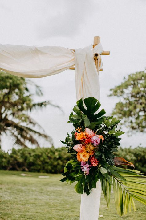 Country Wedding Arches, Copper Wedding Arch, Simple Wedding Arch, Gazebo Wedding Decorations, Fall Wedding Arches, Beach Wedding Arch, Hawaii Wedding Photography, Beach Wedding Decorations Reception, Tropical Wedding Inspiration