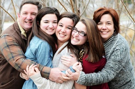 125 Family & Sibling Photos: Posing Ideas & Inspiration - Harvard Homemaker People Hugging, Large Family Photos, Family Photoshoot Poses, Sibling Poses, Family Portrait Poses, Sibling Photography, Children Photography Poses, Sibling Photos, Family Picture Poses