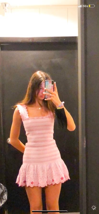 Easter Dress Teen, Long Preppy Dress, Easter Outfit Inspo Church, Preppy Long Sleeve Dress, Pink Dress Graduation Pictures, Preppy Graduation Dress, Preppy Formal Outfit, Pink Dress Preppy, Summer Dress Preppy