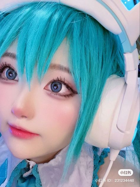 Cosplay Wig Tutorial, Hatsune Miku Doll, Cosplay Makeup Tutorial, Hatsune Miku Cosplay, Gyaru Makeup, Anime Cosplay Makeup, Miku Cosplay, Anime Makeup, Maid Cosplay