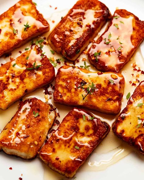 Golden Halloumi with Honey and Thyme Baked Haloumi Recipes, Greek Starters Appetizers, Haloumi Recipes Dinner, Greek Style Food, Tineats Recipes, Dinner Party Recipes Vegetarian, Recipe Tins, Halloumi Bake, Honey Halloumi