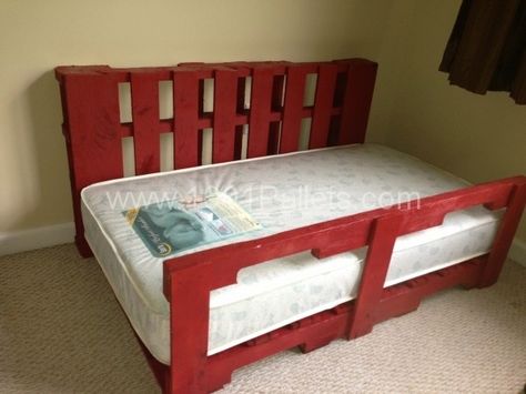 2.5 pallets and a $50 mattress-total cost $75! Idea sent by Vincent Howard ! Pallet Toddler Bed, Pallet Bed Headboard, Wooden Pallet Beds, Pallet Bed Frame, Diy Pallet Bed, Pallet Crates, Pallet Headboard, Pallet Beds, 1001 Pallets