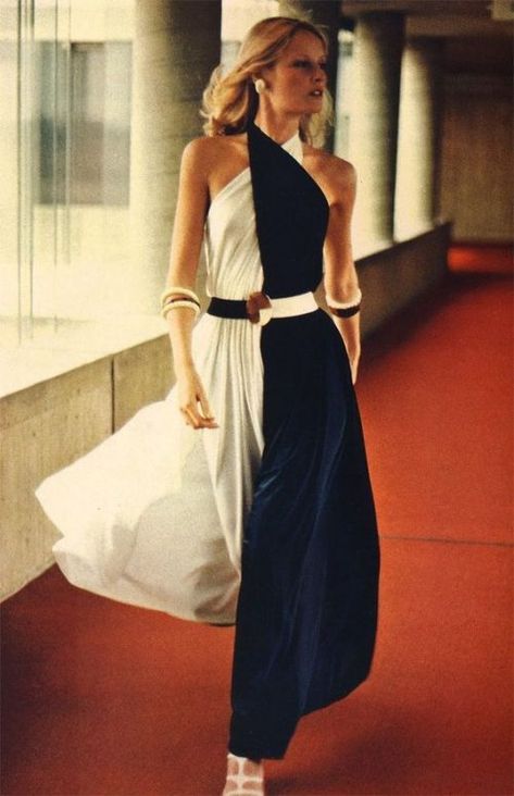 Color lock draped evening gown 1972 – Irene Galitzine Bianca Jagger, Fashion 1970s, Fashion Australia, Fashion 70s, 70s Inspired Fashion, Christie Brinkley, Disco Dress, 1970s Dresses, Gown Photos