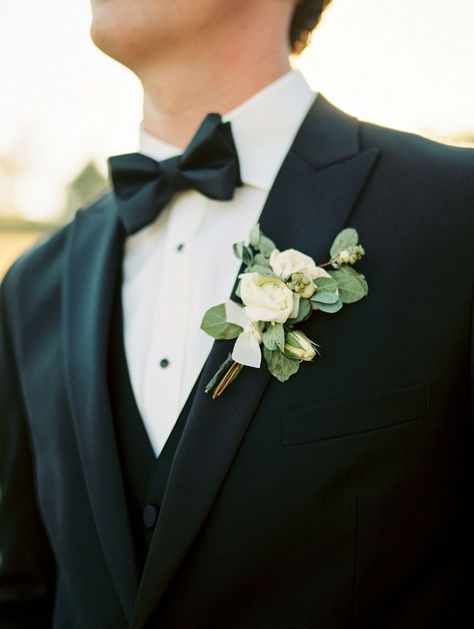 White and green boutonniere. Classic. Ranunculus Boutonniere, White Boutonniere, Groomsmen Boutonniere, Corsage And Boutonniere, Corsage Prom, Prom Flowers, Groom Boutonniere, Corsage Wedding, Boutonniere Wedding