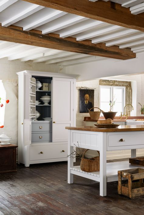 Classic English Kitchen, Unfitted Kitchen, Old World Kitchens, Slatted Shelves, Beach Kitchen, Devol Kitchens, Living Vintage, English Kitchens, Freestanding Kitchen