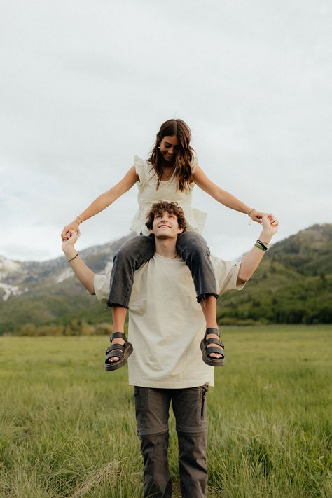 Couples Photos Professional, Senior Boyfriend Girlfriend Pictures, Unique Couple Picture Ideas, Bf And Gf Photoshoot Ideas, Cute Couple Senior Pictures, Couple Photoshoot Outfit Ideas Summer, Casual Outfits Photoshoot Photo Ideas, Partner Photo Ideas, Height Difference Couple Poses Wedding