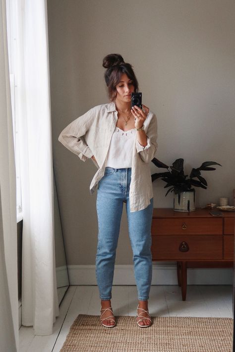 Shop Top Paloma. and other curated products on LTK, the easiest way to shop everything from your favorite creators. Slim Mom Jeans, Mom Jeans Outfit, Mum Fashion, Paris Mode, Mama Style, Casual Work Outfits, Woman Standing, Wardrobe Style, Mom Outfits