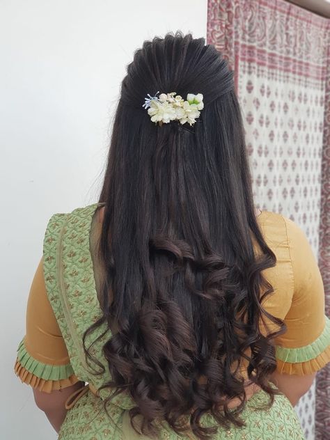 Messy Braided Hairstyles, Reception Hairstyles, Bridal Hairstyle Indian Wedding, Hair Style On Saree, Saree Hairstyles, Hair Style Vedio, Engagement Hairstyles, Traditional Hairstyle, Hair Puff