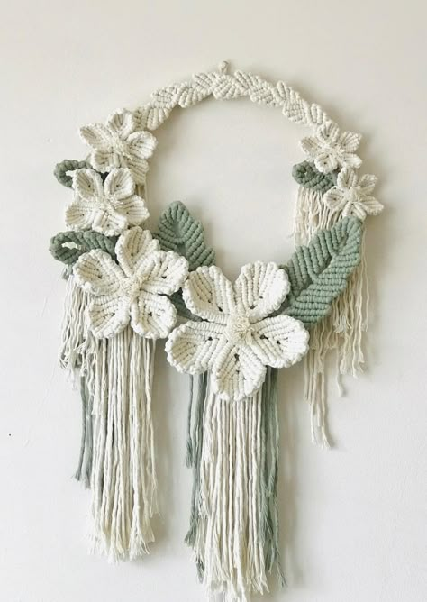 Macrame Wreath Diy, Macrame Flower Wall Hanging, Macrame Circle, Wall Hanging Dream Catcher, Macrame Flowers, Wall Hanging Design, Simpul Makrame, Pola Macrame, Macrame Flower