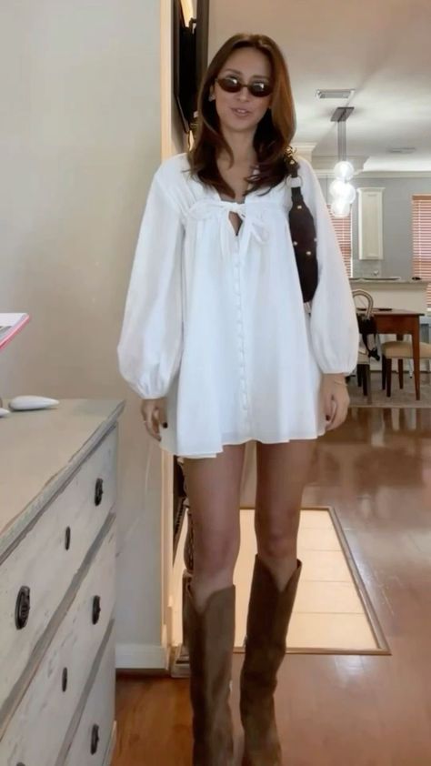 Deb Peifer Style, Brooke Schofield Outfits, Style Button Down Shirt Women, Traje Cowgirl, Estilo Cowgirl, Millennial Fashion, Look Adidas, Estilo Indie, Skandinavian Fashion