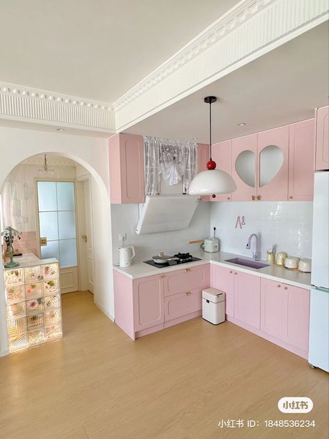 Kawaii House Exterior, Kitchen Ideas Cute, Pastel House Aesthetic, Pastel House Decor, Pastel Pink House, Pastel Kitchen Ideas, Tacky Decor, Kawaii House, Kawaii Kitchen