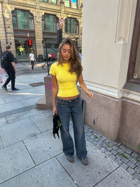 How To Style A Yellow Cardigan, Outfits With Yellow Shirt, Yellow Shirt Outfit Aesthetic, Navy And Yellow Outfits, Yellow Tee Outfit, Outfit Jaune, Yellow Ootd, Yellow Top Outfit, Yellow Shirt Outfit