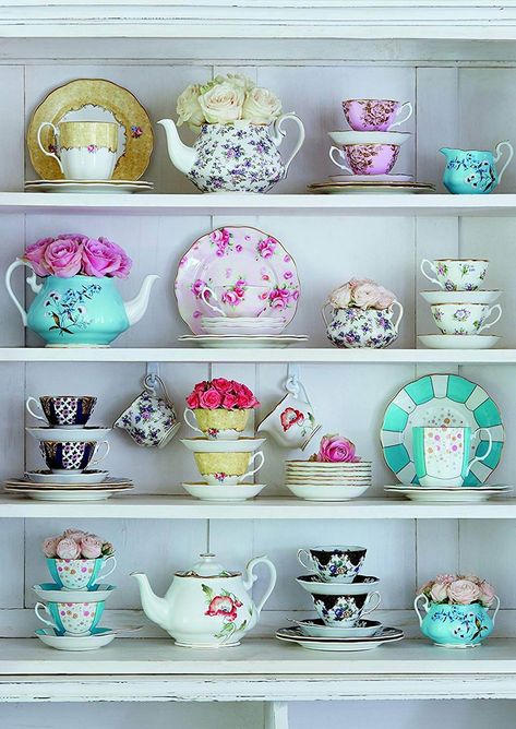 Vintage Garden Tea Party Style Guide - My Cup Of Retro Tea Set Display, Tea Cup Display, Cups And Plates, Tea Display, Tea Cups And Saucers, China Display, Cups And Saucers, Shabby Vintage, Tea Cups Vintage