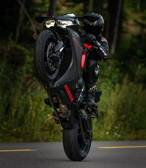 Bike Wheelie, Motorcycle Wheelie, Sport Bike Rider, Motorcycle Guy, Biker Photography, Hot Biker Guys, Serie Bmw, Image Moto, Motorcross Bike