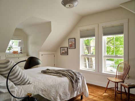 Houzz Tour: 1950s Cape Cod-Style House Gets a Sustainable Update Cape Cod House Bedroom, Cape Cod Upstairs Ideas, 1950s Cape Cod House, Second Floor Bedroom, Cape Cod Bedroom, Mudroom Addition, Beach Style Bedroom, Cape Cod Style House, Cape Cod Style