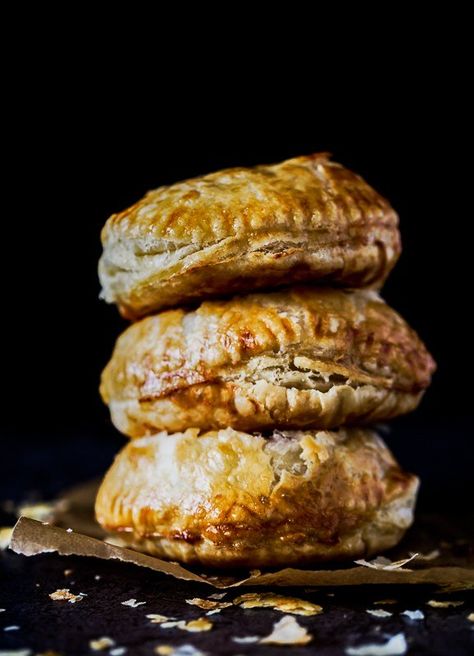 Beef Hand Pies Puff Pastries, Chicken Hand Pies Recipes, Hand Pie Recipes Savory, Savoury Pie Fillings, Meat Hand Pies Recipes, Savoury Hand Pies, Puff Pastry Hand Pies Savory, Savory Pie Filling, Puff Pastry Meat Pies