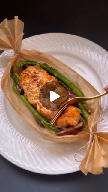 Mediterranean Diet Plan🇺🇲 | Salmon Boats Cre by @ronis_recipes   2 baking papers 4 pieces of salmon Asparagus Mushrooms Scallion 4 tbsp olive oil  For the sauce: Mix... | Instagram Salmon Boats, Fish Dishes Recipes, Salmon Asparagus, Asparagus And Mushrooms, Healthy Summer Desserts, Mediterranean Diet Plan, Resep Diet, Salmon And Asparagus, Recetas Keto