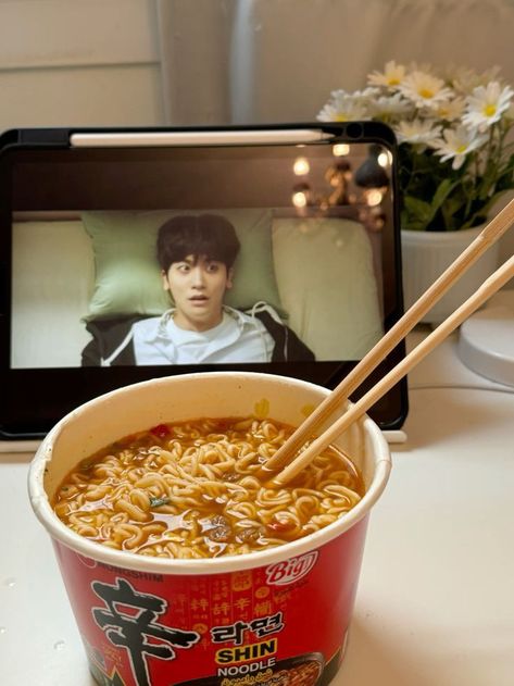 Shin Ramen Aesthetic, Watching Kdrama Aesthetic, Watching Kdrama, Aesthetic Ramen, Shin Ramen, Netflix Kdrama, Doctor Slump, Taehyung Aesthetic, Aesthetic Places