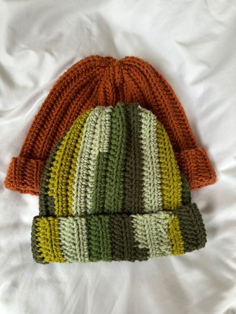 Two Color Crochet Beanie, Beanie Crochet Aesthetic, Crochet Beanie Designs, Crochet Beanie Aesthetic, Beanies Crochet Pattern, Crochet Beanie And Scarf, Beanies Aesthetic, Crochet Beanie Ideas, Two Tone Beanie