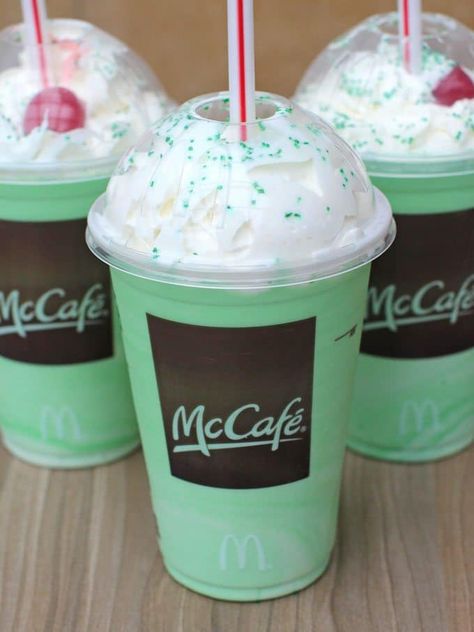 Mcdonalds Chocolate Milkshake, Mcdonalds Shakes, Chocolate Chip Frappe, Shamrock Shakes, Mcdonalds Fast Food, Green Shakes, African Recipes Nigerian Food, Layered Drinks, Shamrock Shake