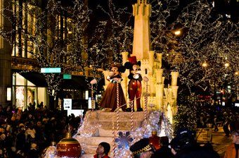 lights_47_web.jpe Chicago Magnificent Mile, Chicago Christmas, Chicago Vacation, Lights Festival, Best Christmas Lights, Magnificent Mile, Chicago Family, Christmas Light Displays, Kid Friendly Activities