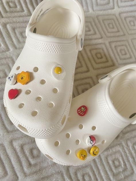 diy cute clay flat back pin jibbitz !! Clay Jibbitz, Diy Jibbitz, Cute Jibbitz, Crocs Ideas, White Crocs, Crocs Jibbitz, Crocs Sandals, Anime Uwu, Ceramics Ideas