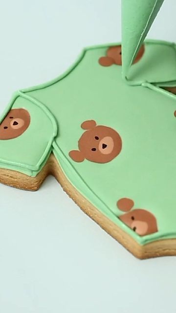 Stephanie | Little Cookie Co on Instagram: "Did you know I have a full step by step tutorial on this cookie? Check out my real-time baby shower cookie set! 🐻 👶 find the full video on YouTube!!

#babyboycookies
#babygirlcookies
#babycookies #howtodecoratecookies #royalicing #decoratedsugarcookies #cookietutorials #babyshowerideas #babyshower" Onesie Cookies Decorated, Teething Cookies, Baby Shower Cookies Neutral, Little Cookie Co, Baby Bottle Cookies, Sugar Cookie Inspiration, Baby Boy Cookies, Onesie Cookies