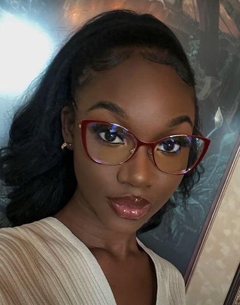 Cat Eye Glasses Black Women, Glasses Inspiration Oval Face, Everyday Makeup With Glasses, Soft Dramatic Glasses, Glasses For Dark Skin Women, Cateye Glasses Aesthetic, Glasses Inspo Black Women, Glasses Shape For Round Face, Big Glasses Frames Round Face