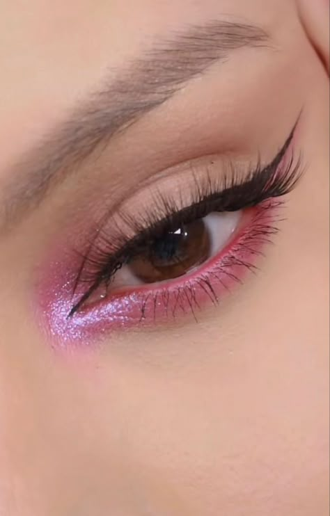 yo si iría con este maquillaje a ver la peli de Barbie ♡ cuentame que ... | TikTok Hoco Makeup Ideas For Pink Dress, Soft Barbie Makeup, Cute Pink Eyeshadow Looks, Pink Eye Shadow Looks, Simple Pink Makeup Looks, Pink Eye Looks, Barbenheimer Outfit, Barbie Eye Makeup, Pink Barbie Makeup