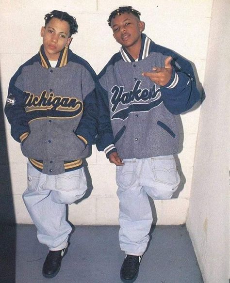 Kriss Kross 90s, 90s Streetwear Hip Hop, 90s Hiphop Fashion, Old Skool Outfit, 2000’s Outfits, 2000’s Outfit, Kris Kross, 90s Rappers, Estilo Cholo