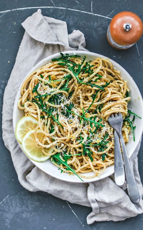 Pasta al Limone piled in a bowl with arugula, whirled around a fork. Pasta With Arugula, Spaghetti Dishes, Pasta Aglio E Olio, Pasta With Lemon, Arugula Pasta, Healthy Spaghetti, Pasta Types, Holiday Deco, Lemon Pasta